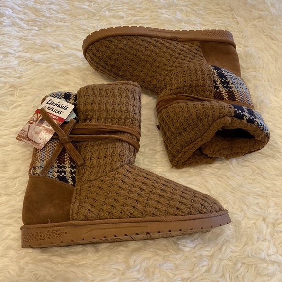 Woman’s Muk Luke Camel Plaid Water Resistant Boots - Picture 5 of 10